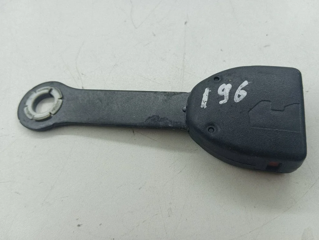 Middle seatbelt buckle (rear) 07247