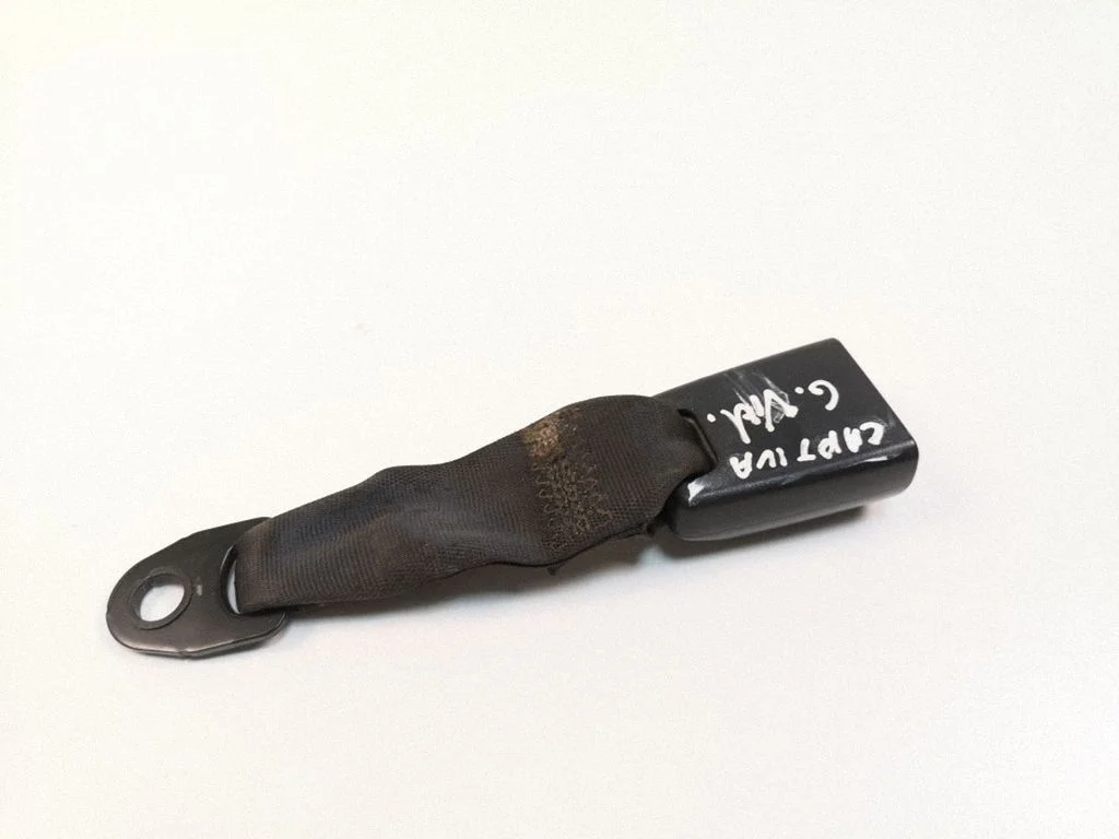 Middle seatbelt buckle (rear)