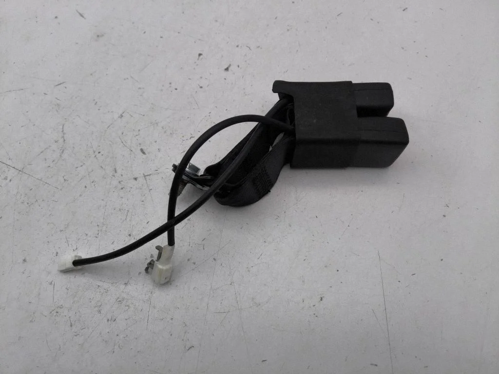 Middle seatbelt buckle (rear) – Nissan Qashqai (2016-2021)