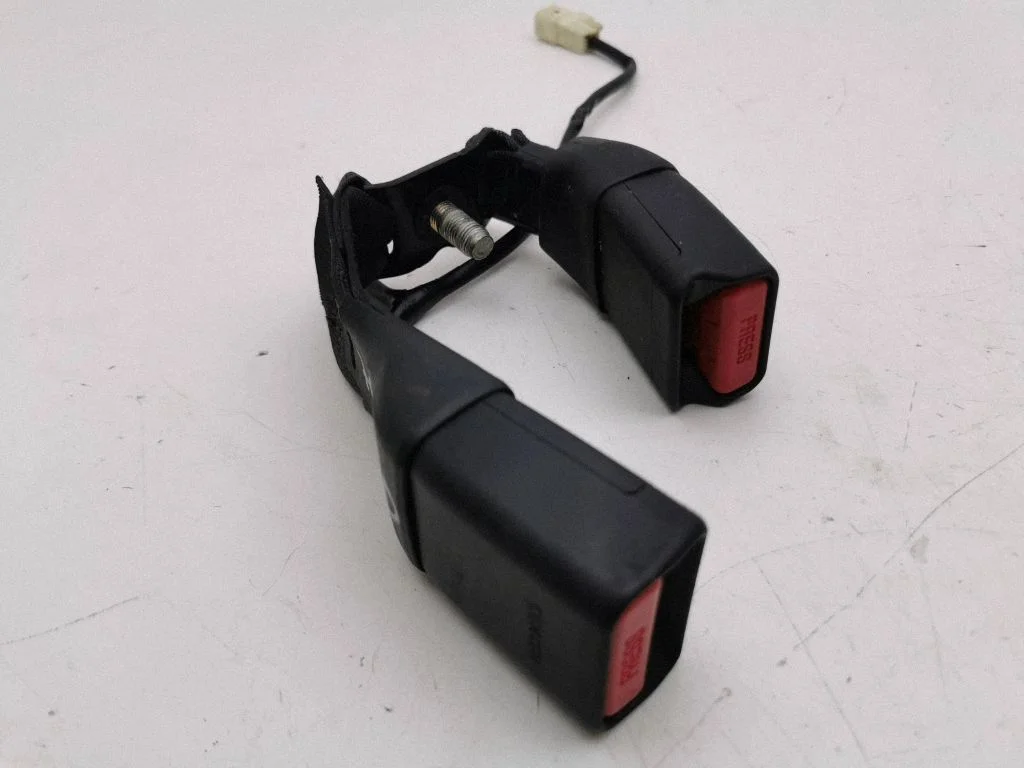Middle seatbelt buckle (rear) 1117164