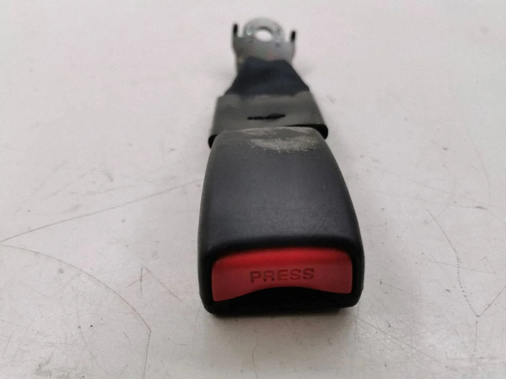 Middle seatbelt buckle (rear) 1030388