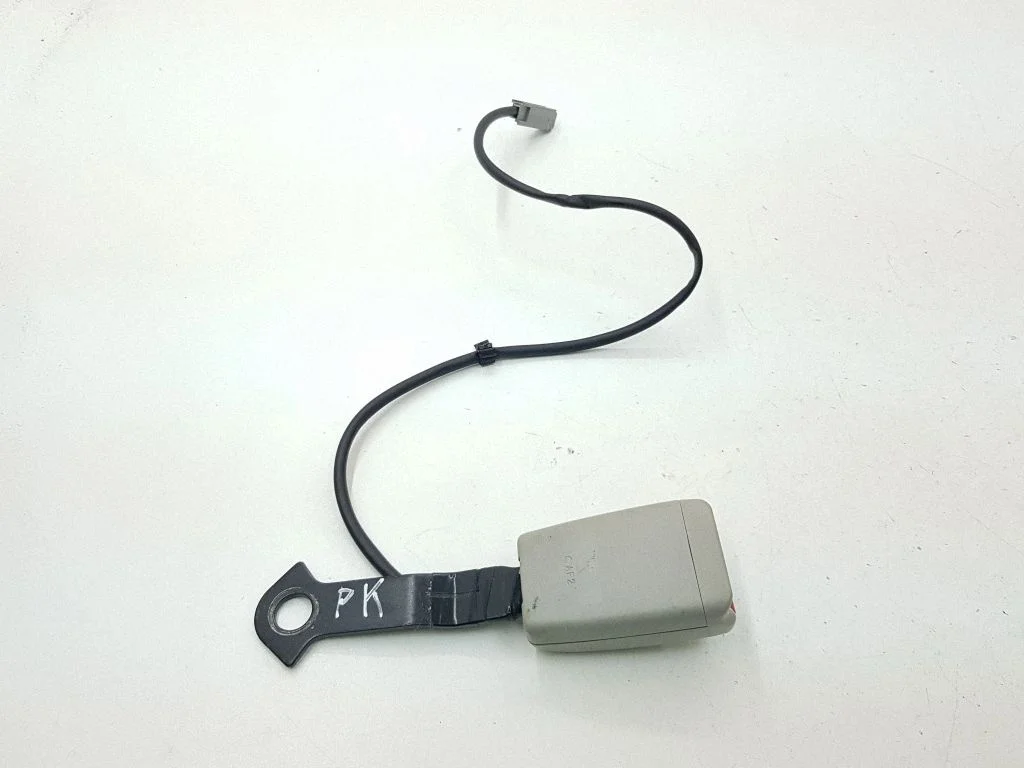 Front seatbelt buckle G3667