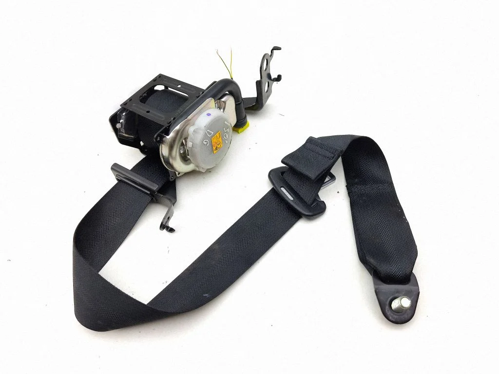 Rear seatbelt 6330068P