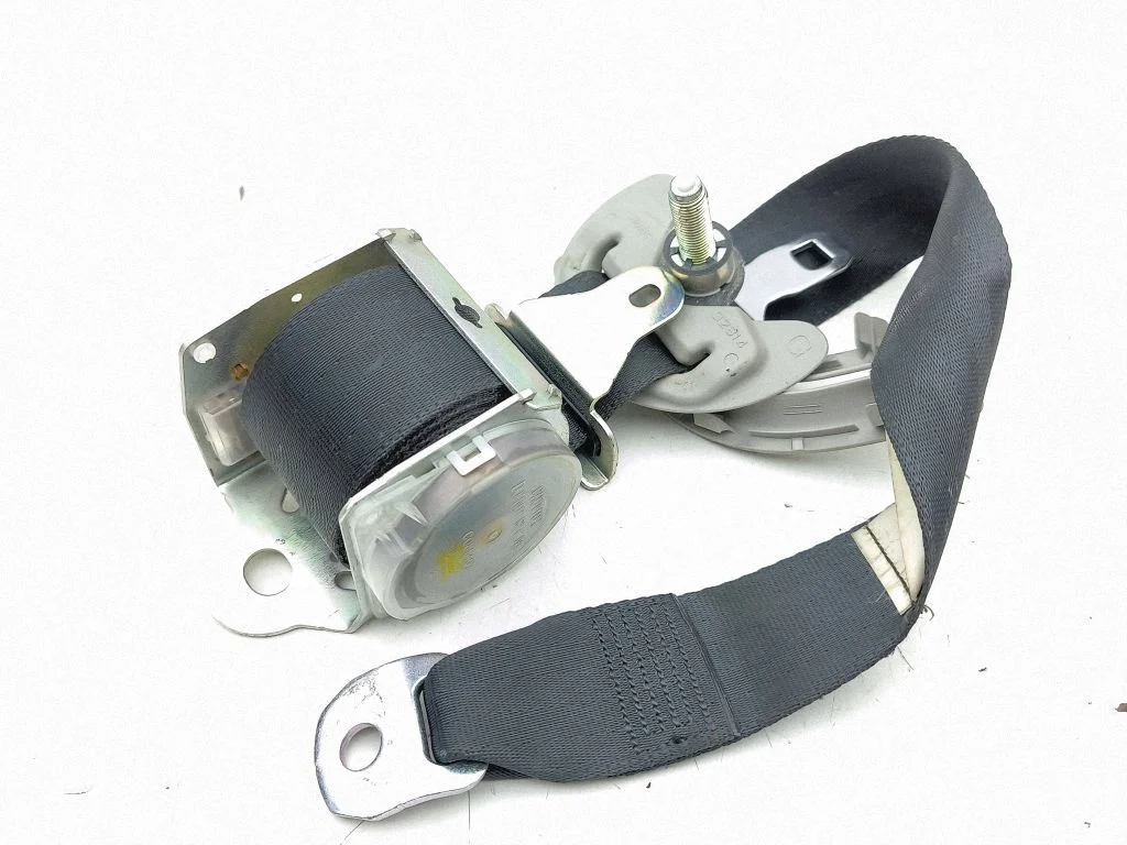 Rear seatbelt