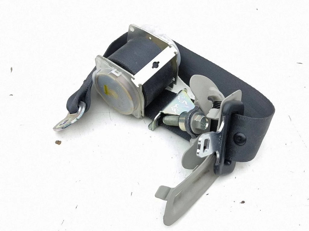 Rear seatbelt 7S8630