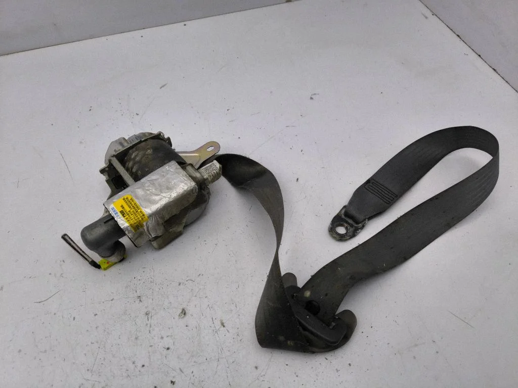 Rear seatbelt 7L7220P