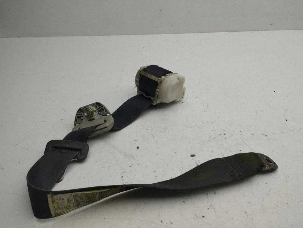 Rear seatbelt 7L1540