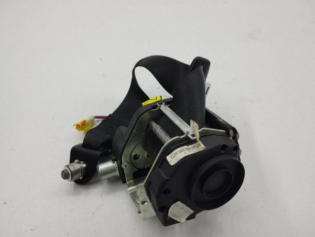Rear seatbelt 33016311D