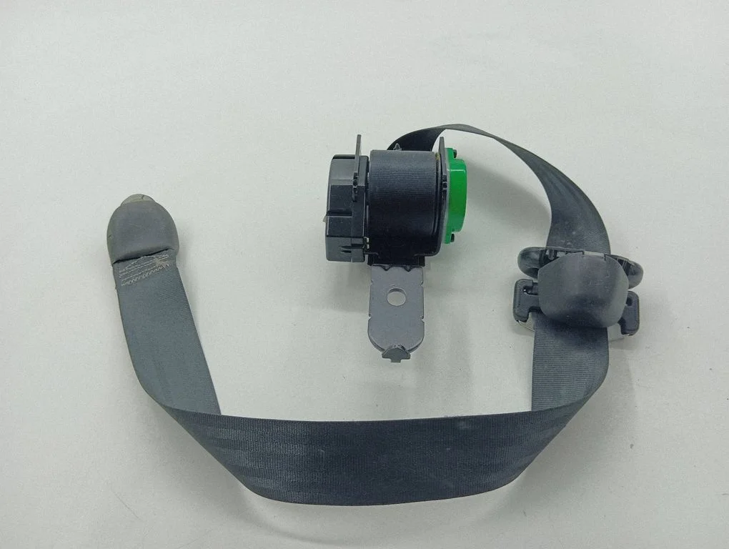 Rear seatbelt E30441
