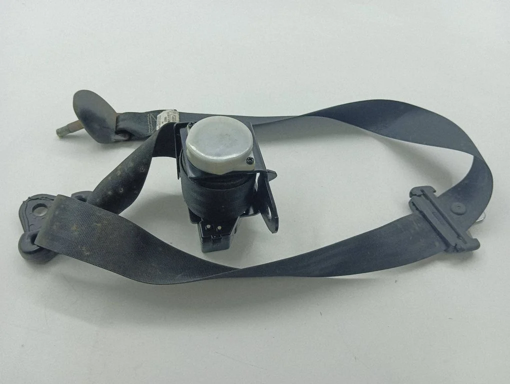Rear seatbelt E33900