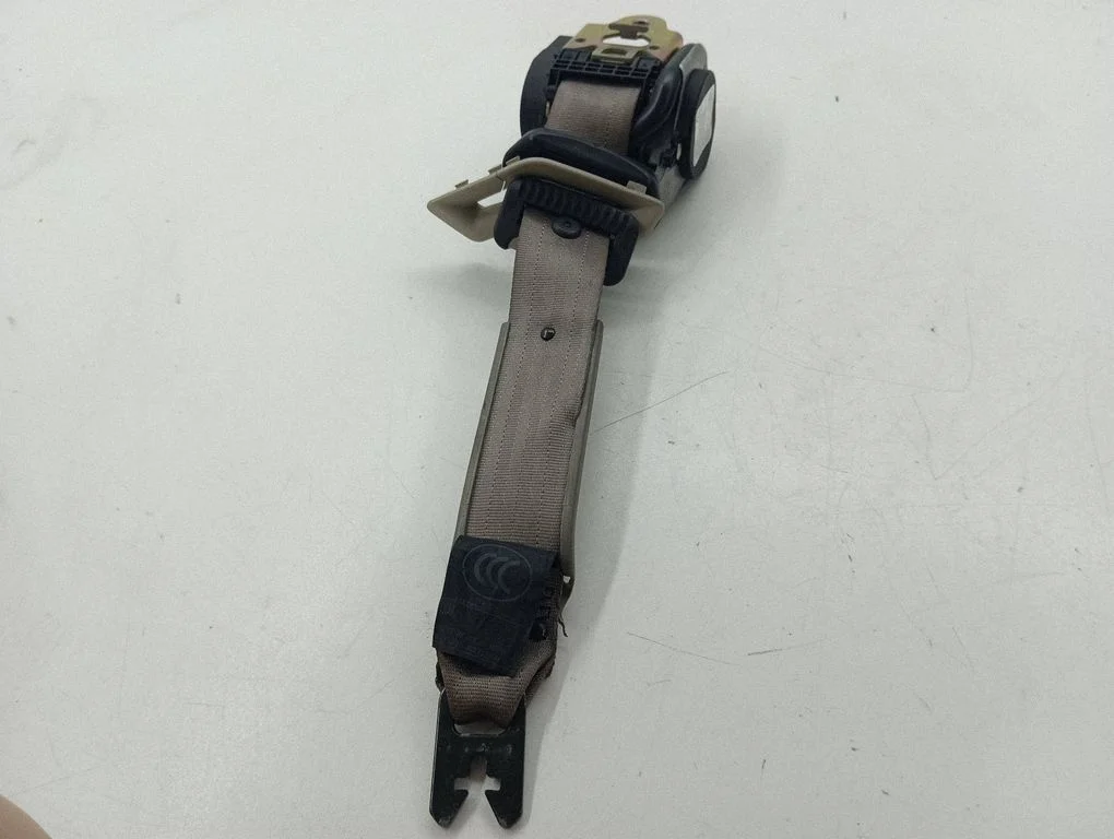 Rear seatbelt E504245