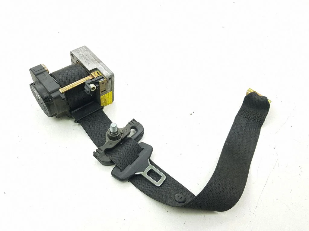 Rear seatbelt 33015930F