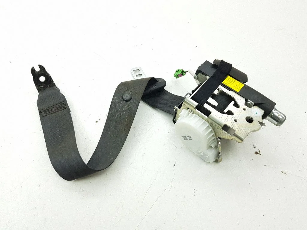 Rear seatbelt E1040979