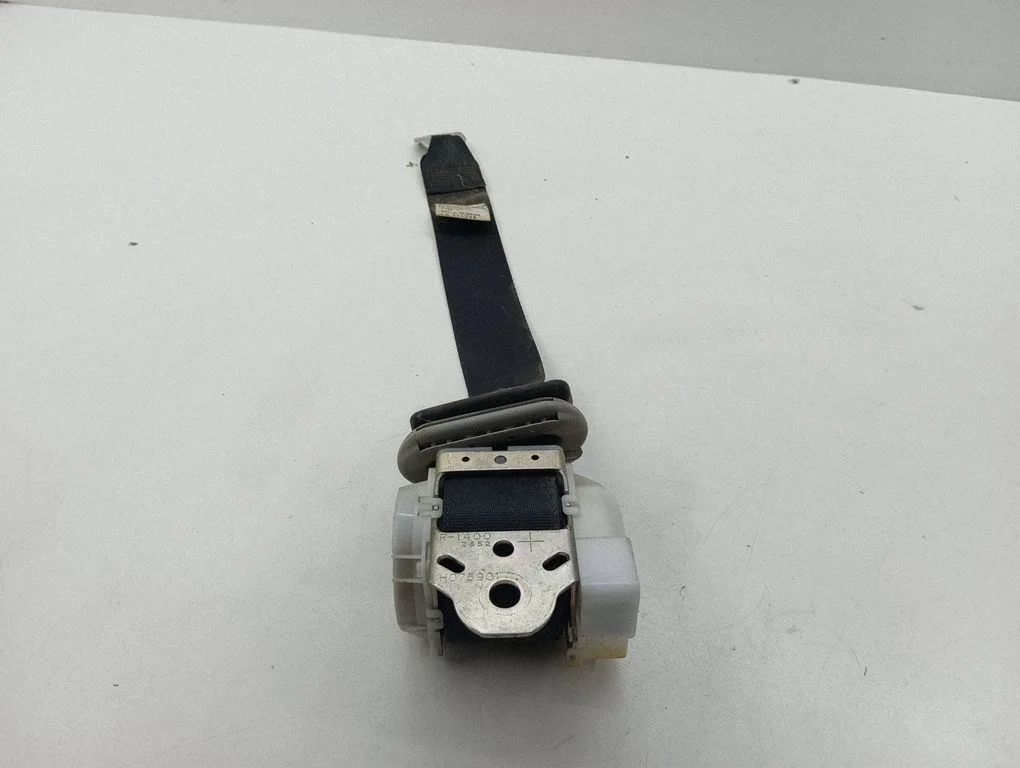 Rear seatbelt H073811