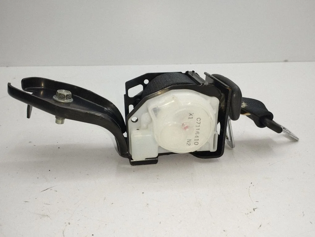 Middle seatbelt (rear) C7116410