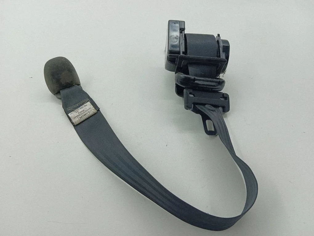 Middle seatbelt (rear) E30441