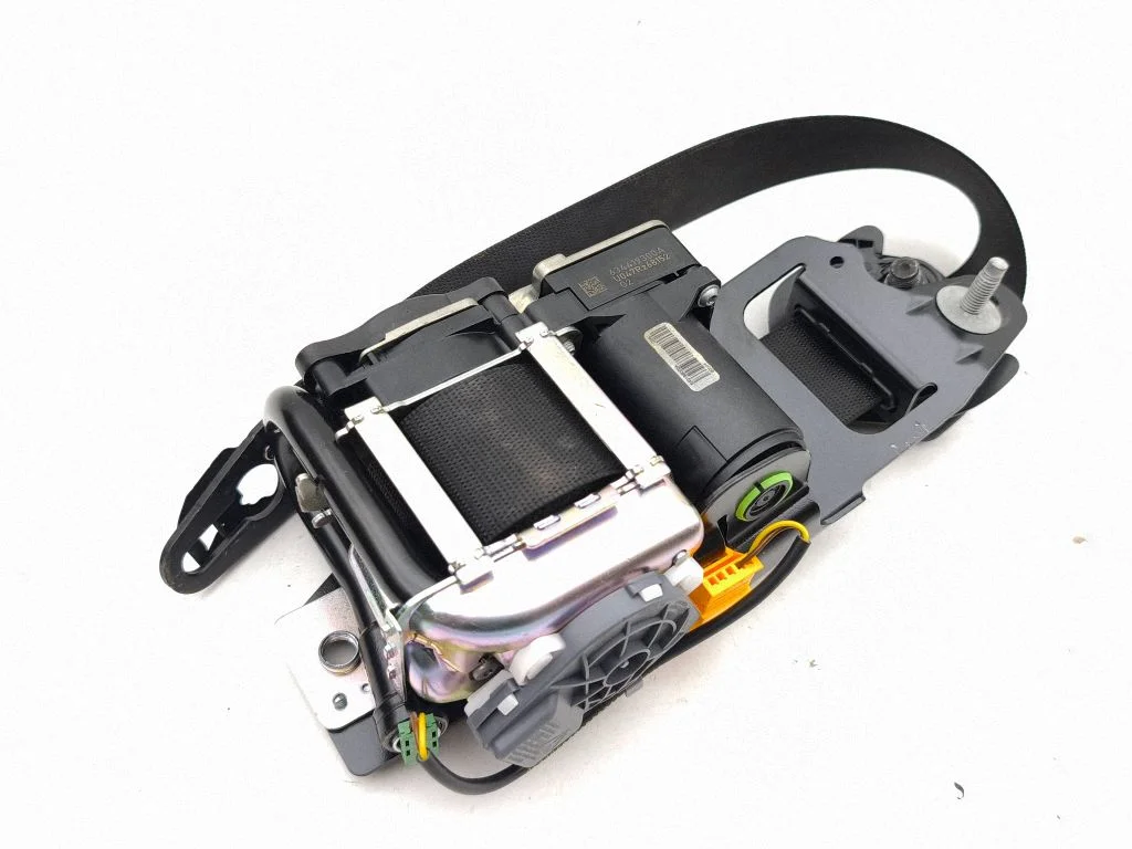 Front seatbelt 010R000