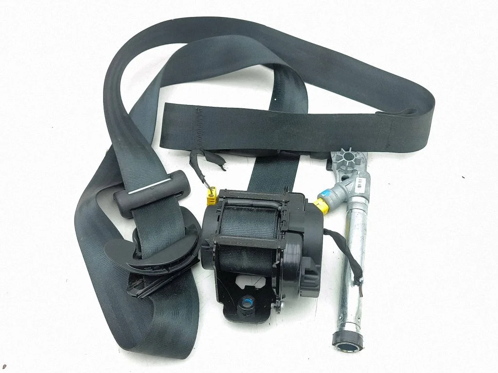 Front seatbelt 615134100D