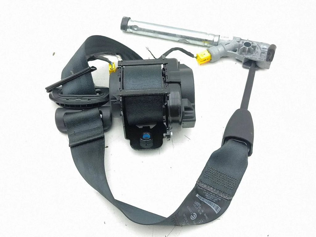 Front seatbelt 615134100D