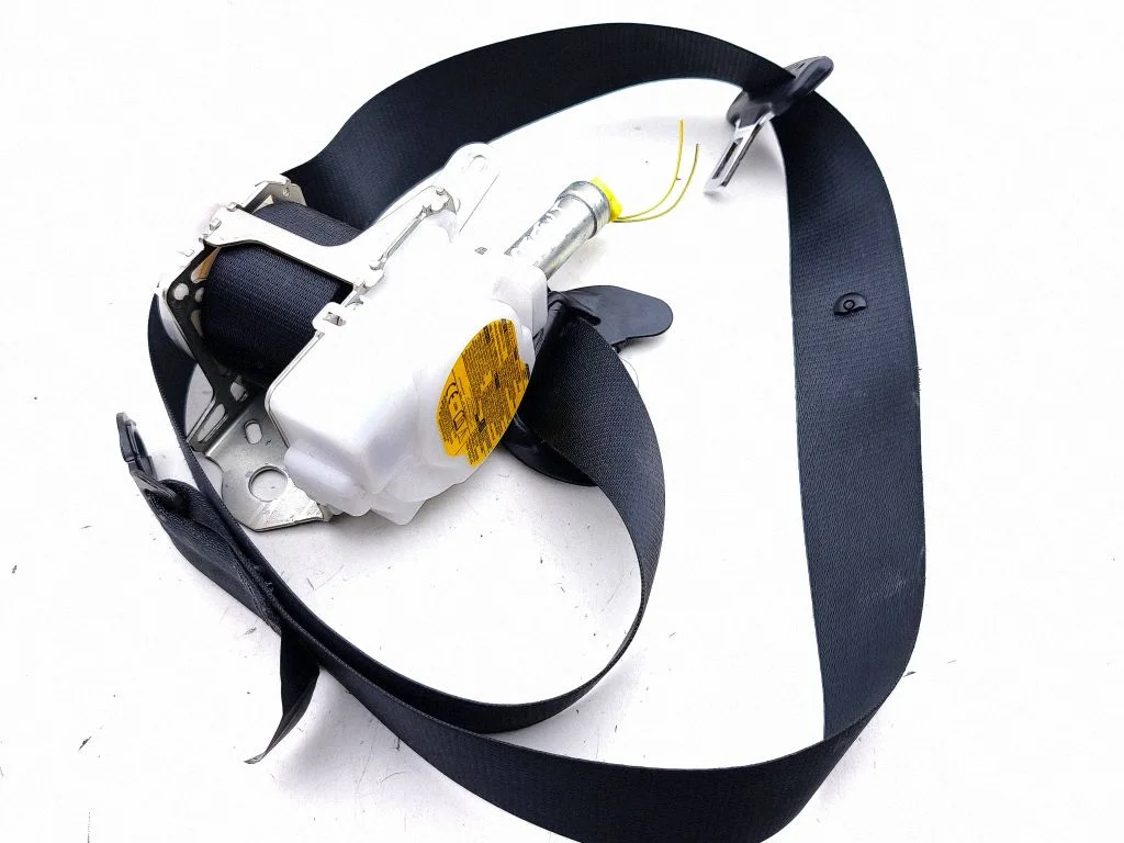 Front seatbelt N088631