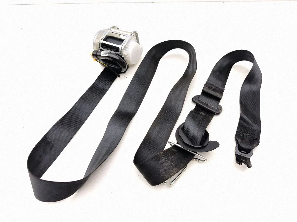 Front seatbelt 34279708E