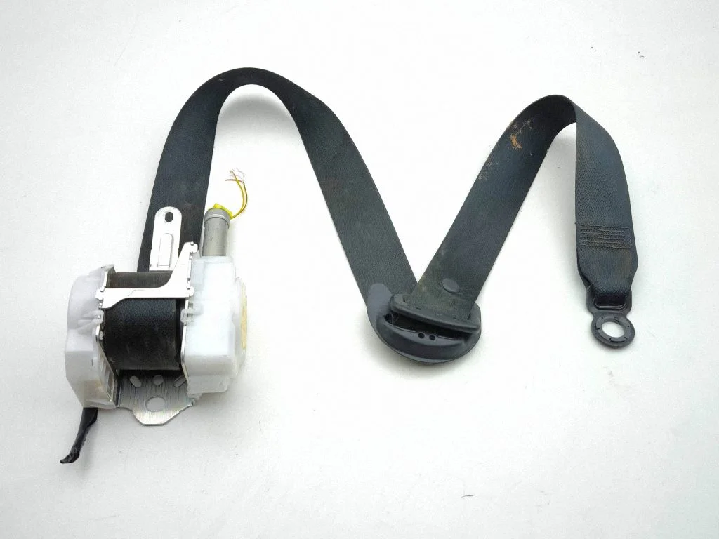 Front seatbelt – Lexus UX (2018-)