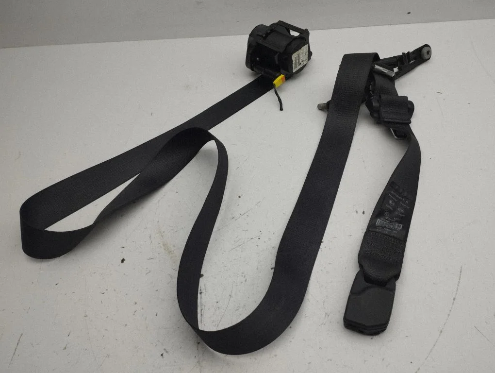 Front seatbelt 625193100D