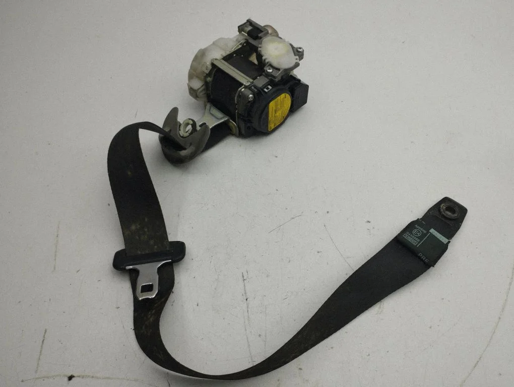 Front seatbelt 8237000090