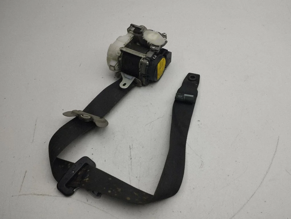 Front seatbelt 8237000090
