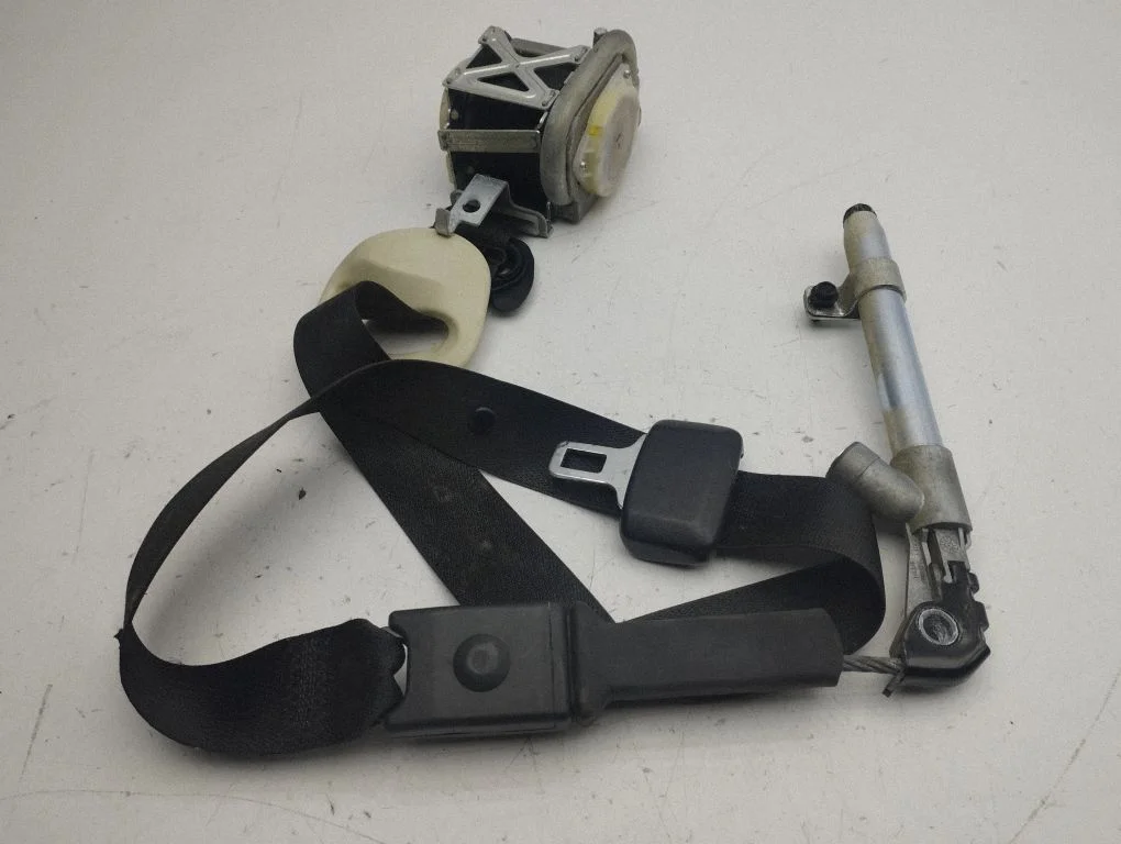 Front seatbelt – Tesla Model S (2012-)