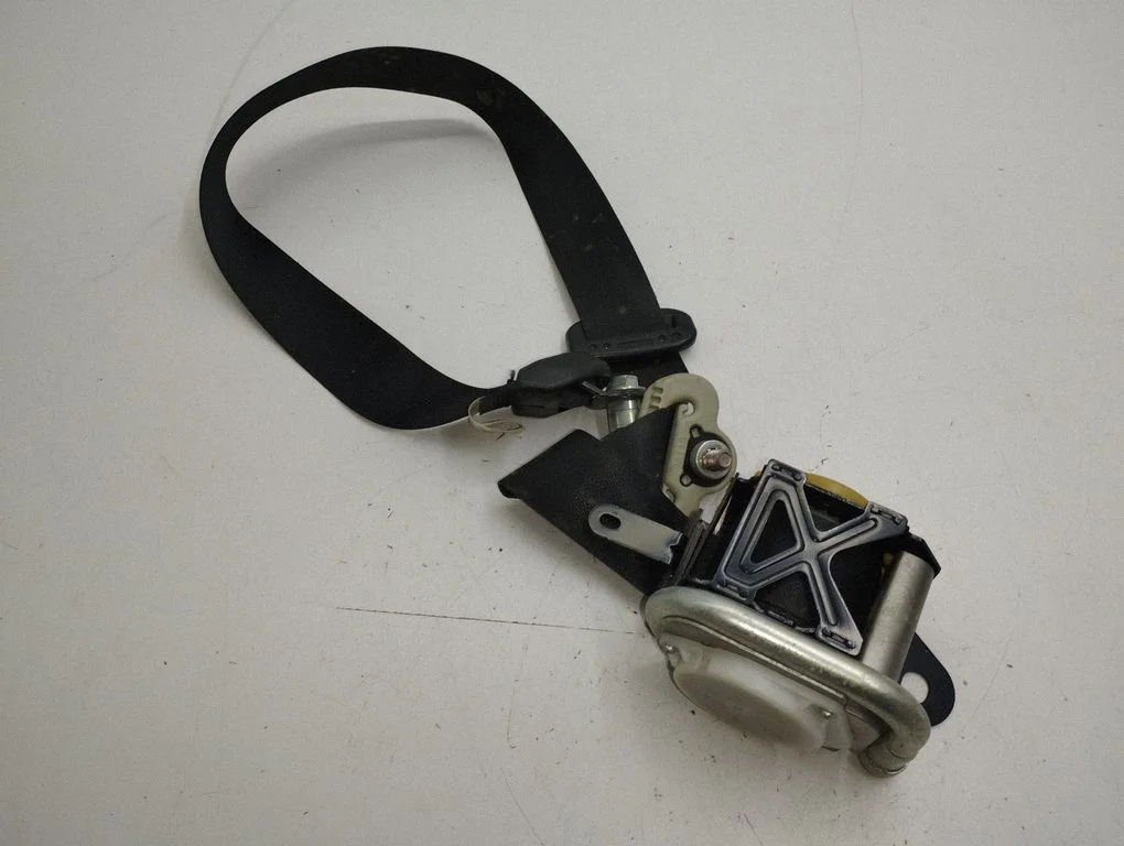 Front seatbelt C9586N