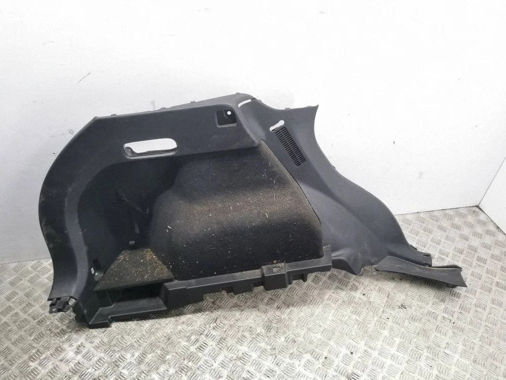 Apakšējais bagāžnieka sāna apdares panelis KB7W68870