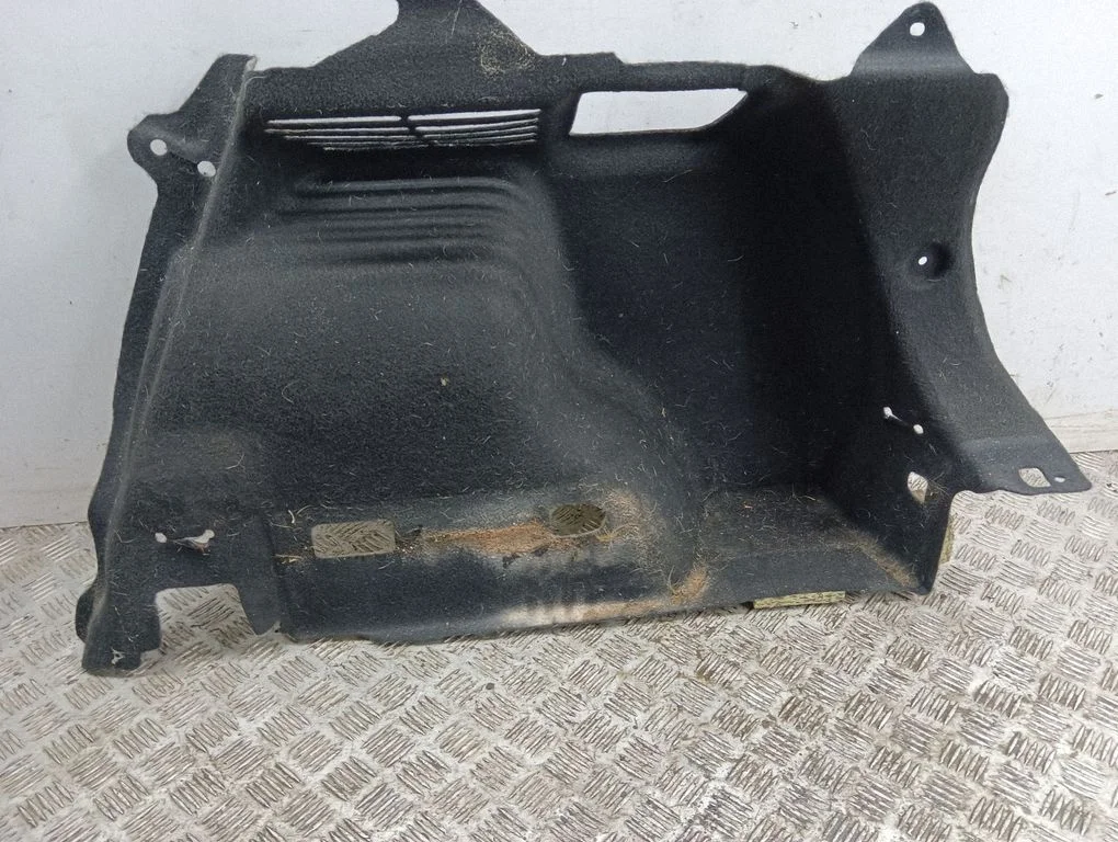 Trunk/boot lower side trim panel