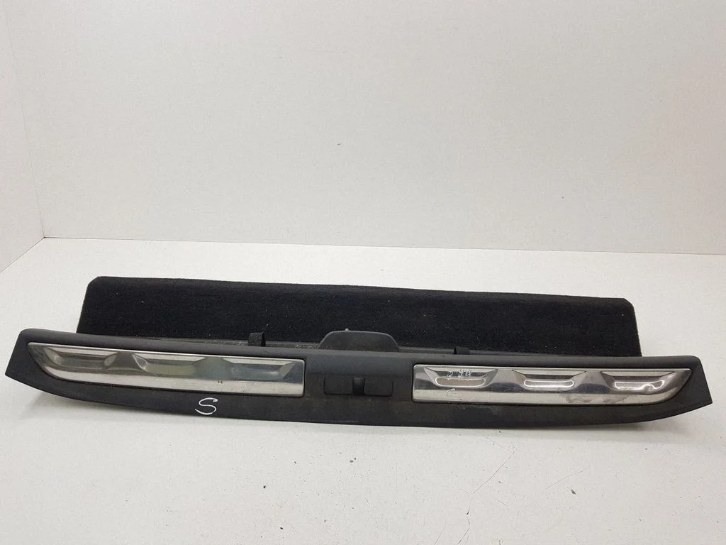 Trunk/boot sill cover protection