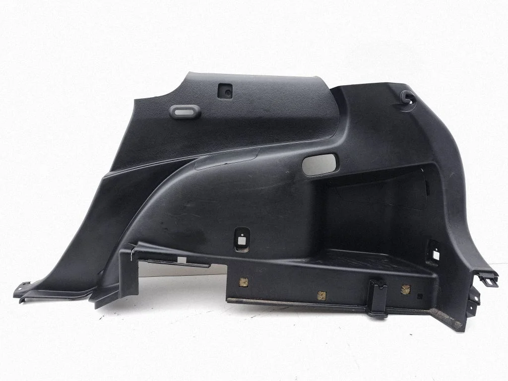 Boczny panel tapicerki bagażnika EG2168851