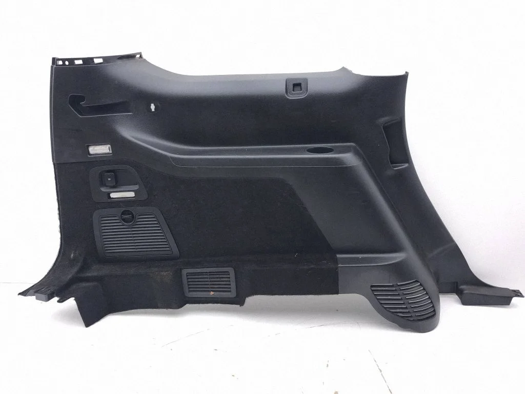 Boczny panel tapicerki bagażnika EM2BU31013A