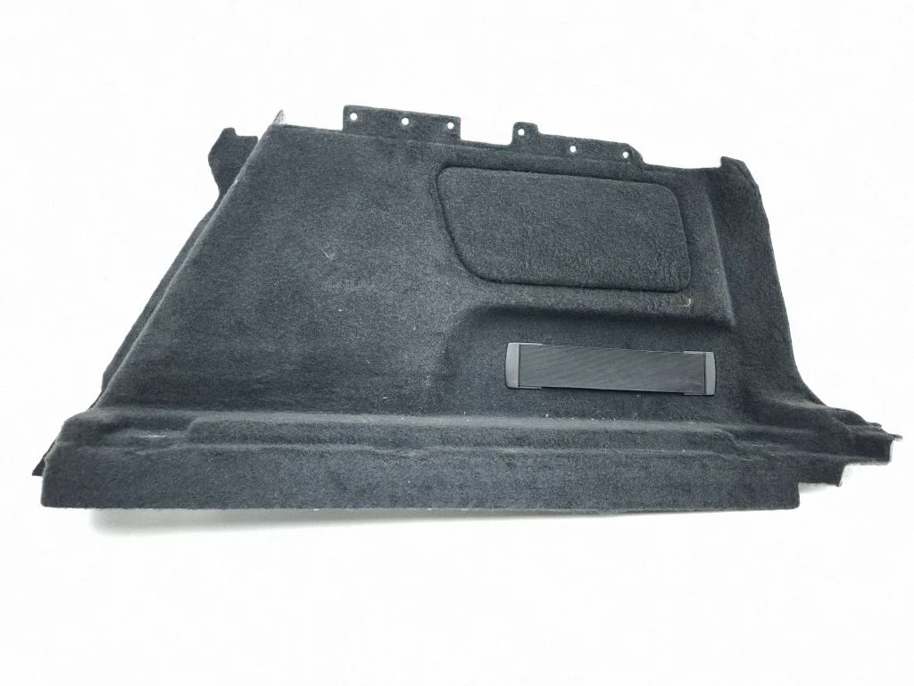 Boczny panel tapicerki bagażnika J9D345422A