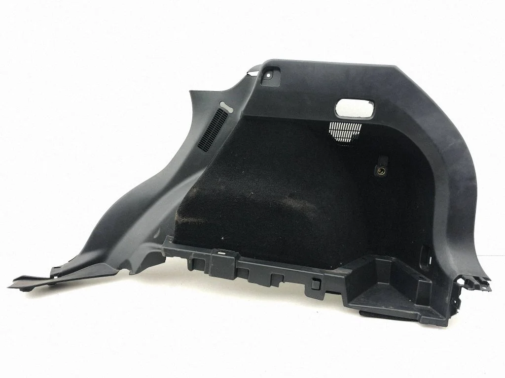 Boczny panel tapicerki bagażnika KB7W68850