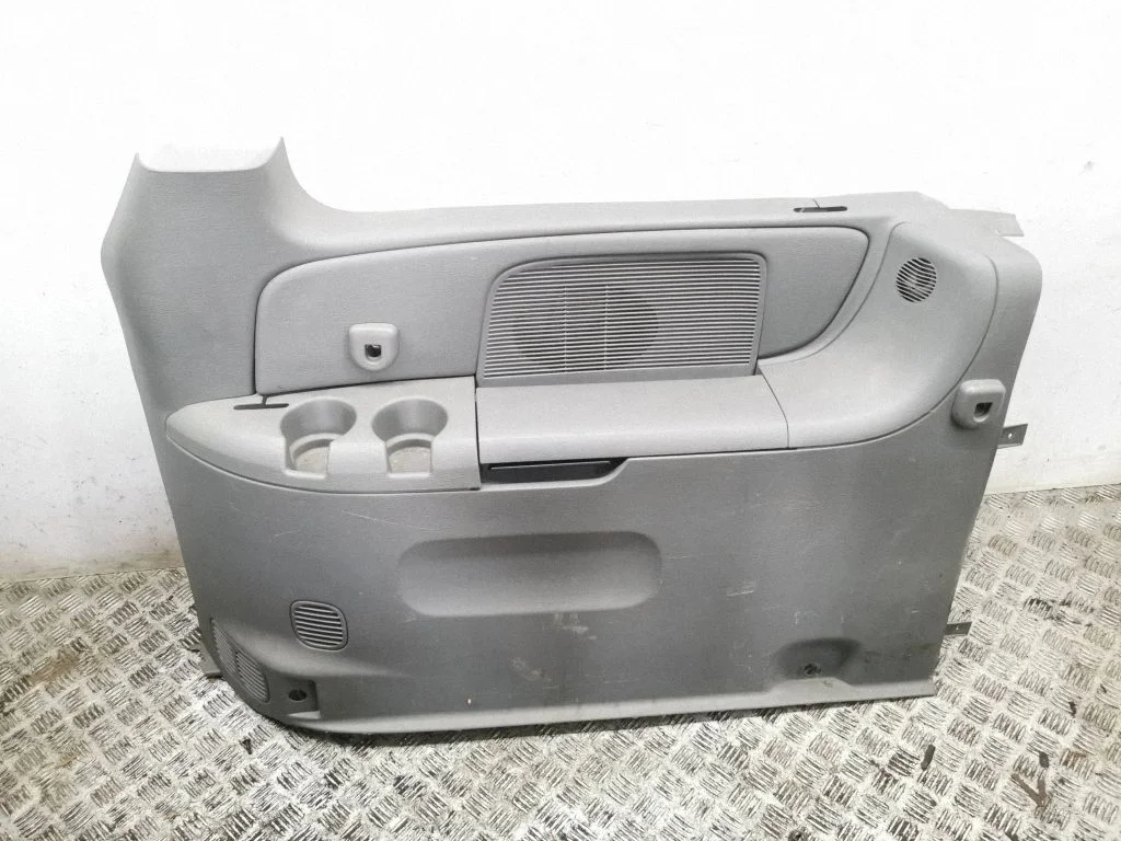Trunk/boot side trim panel – right