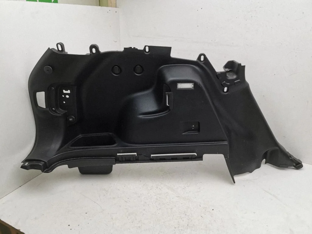 Boczny panel tapicerki bagażnika P1UD09DX9AF