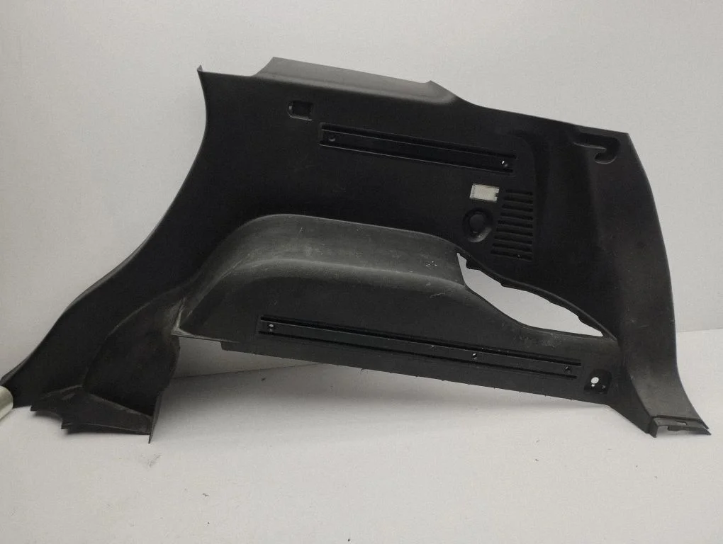 Trunk/boot side trim panel – right