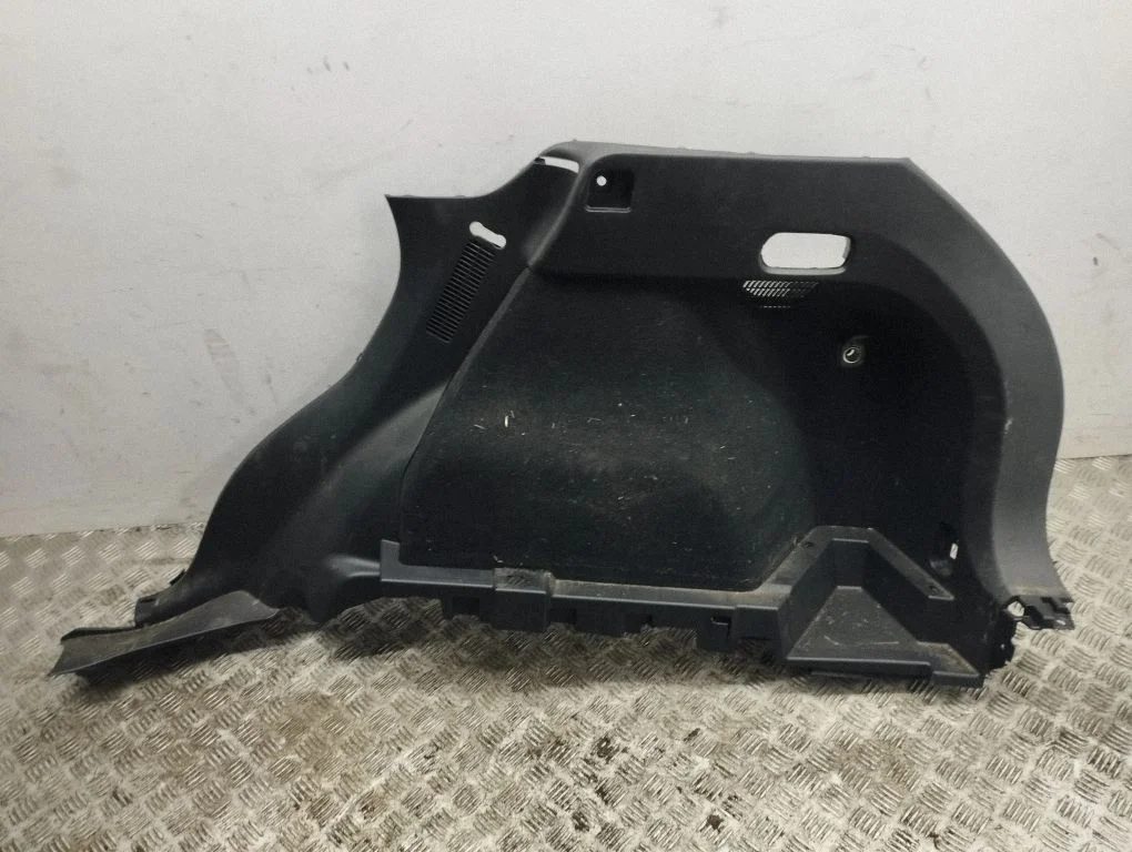 Trunk/boot side trim panel – right