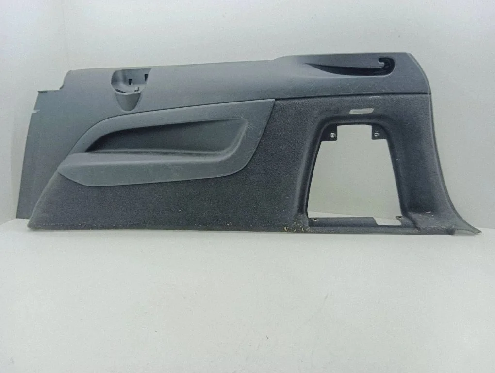 Pagasiruumi külje viimistluspaneel 4L0863880