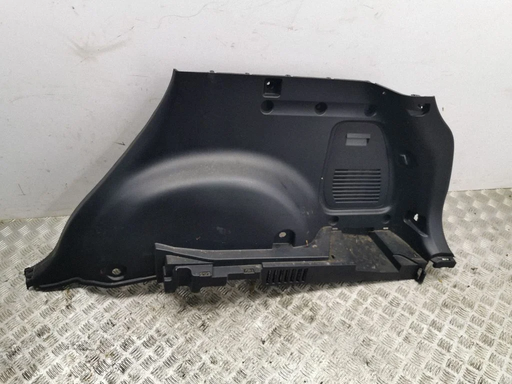 Trunk/boot side trim panel – right