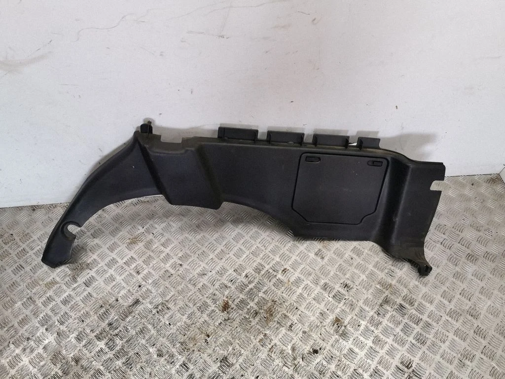 Trunk/boot side trim panel – right