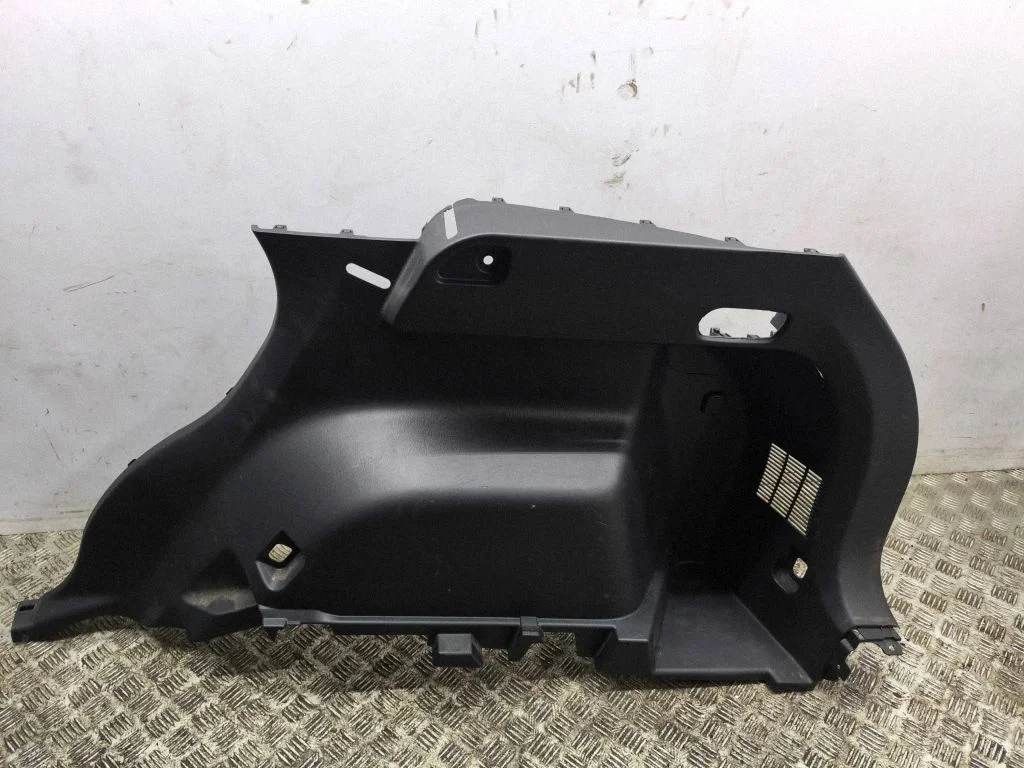 Boczny panel tapicerki bagażnika KD4568850