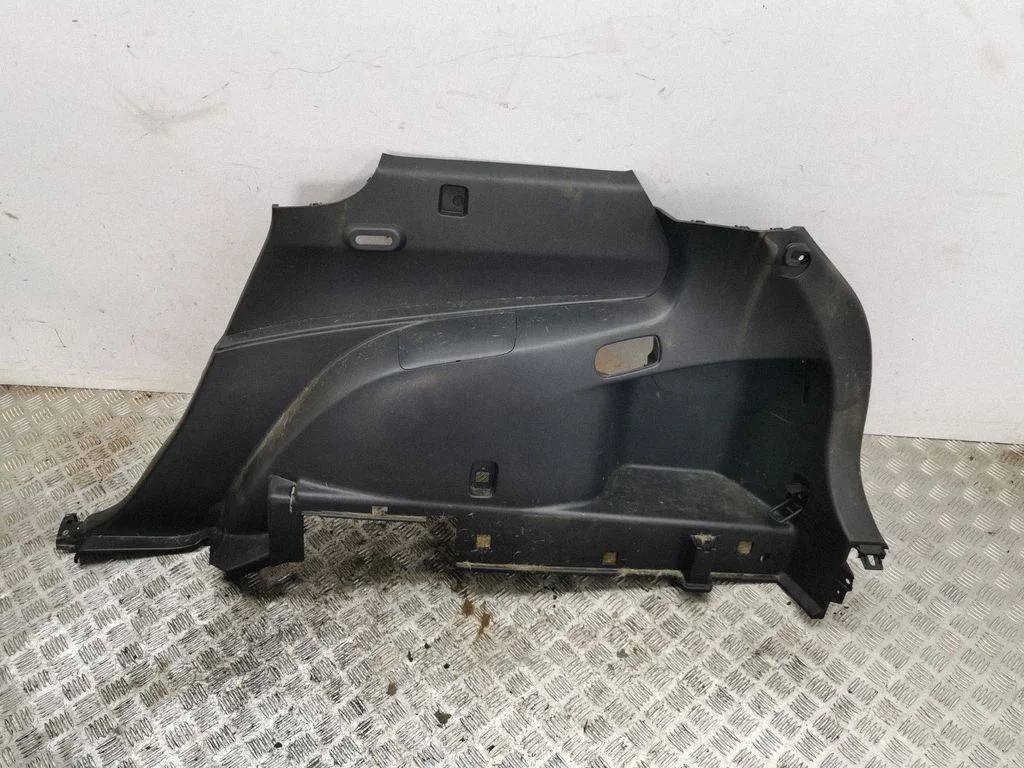 Trunk/boot side trim panel – right