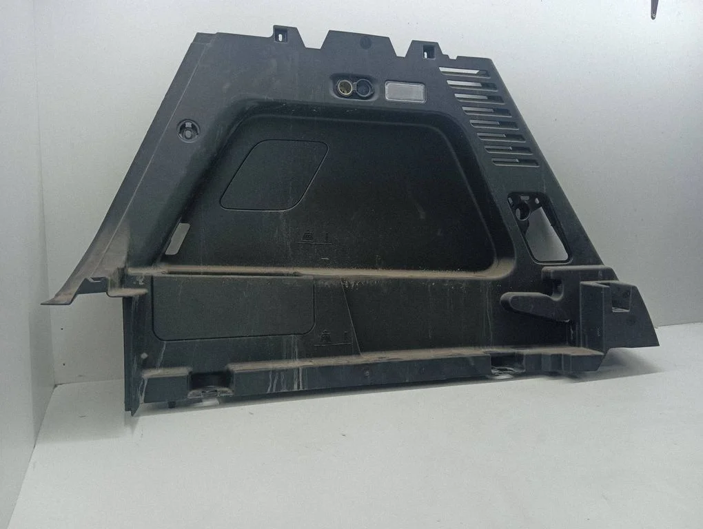 Boczny panel tapicerki bagażnika 9822129677