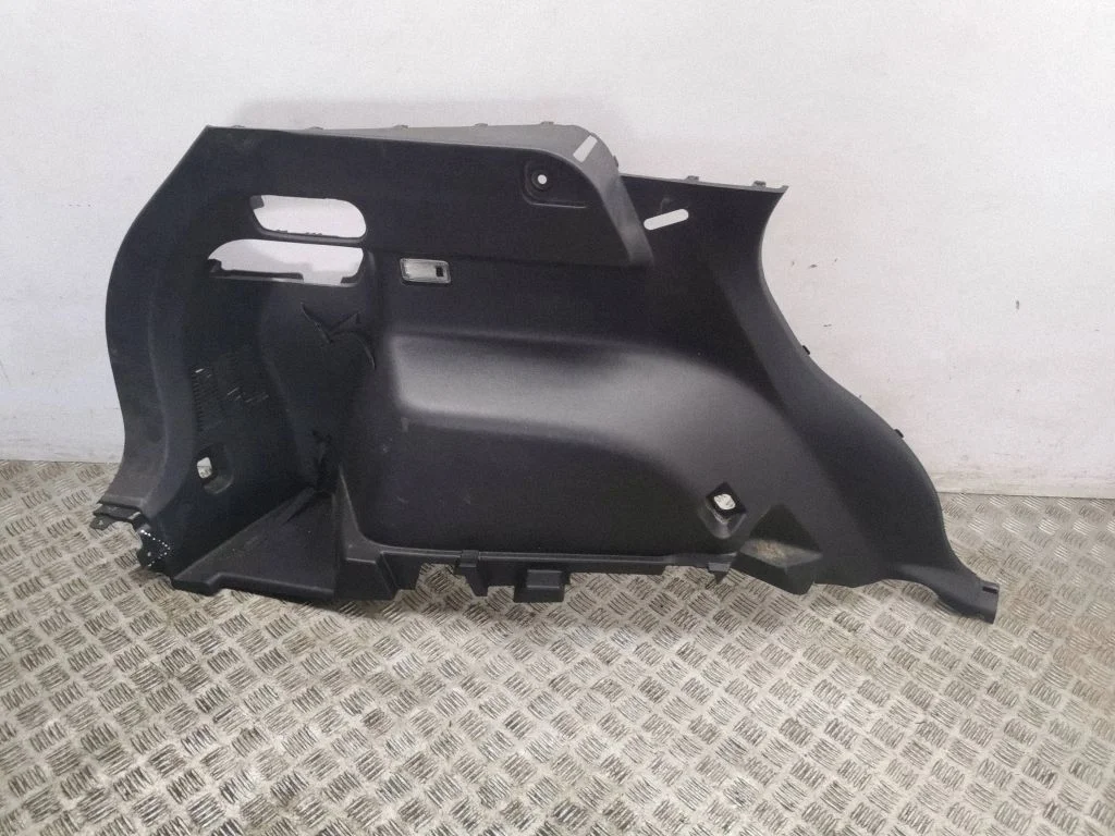 Boczny panel tapicerki bagażnika KD3368870