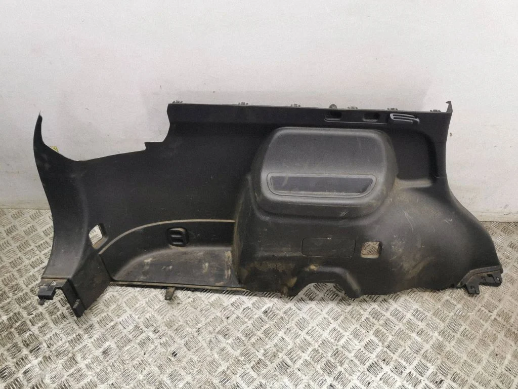 Pagasiruumi külje viimistluspaneel – Mitsubishi Outlander (2013-2021)